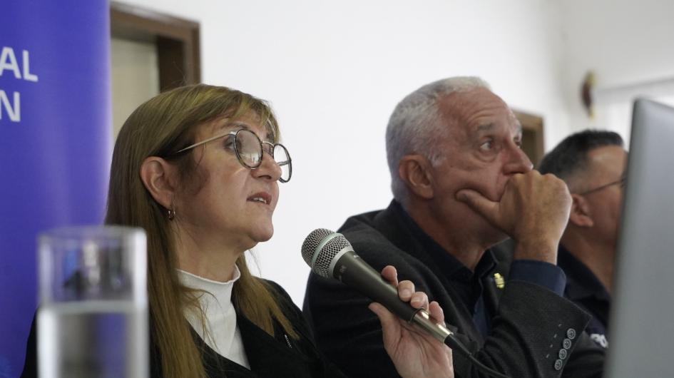 Exposición de Ana Juanche acompañada por el Ministro del Interior. Exposición de Ana Juanche acompañada por el Ministro del Interior.