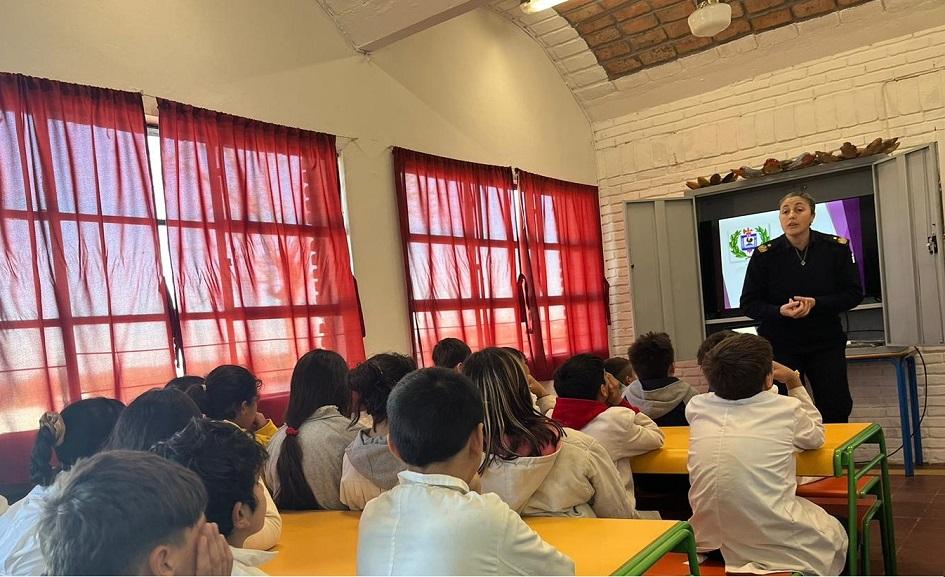 Charla en instituciones por funcionarios de Policía Comunitaria Orientada a Solución de Problemas Charla en instituciones por funcionarios de Policía Comunitaria Orientada a Solución de Problemas