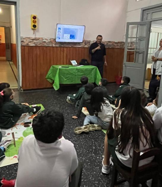 Alumnos recibiendo charla