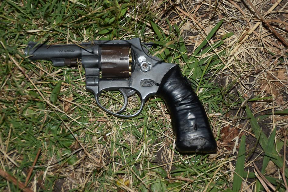 Revolver incautado por hechos investigados Arma incautada en allanamiento