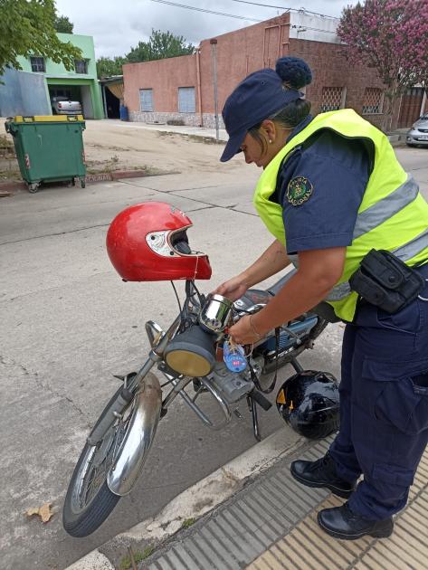 Policía colocando stickers Colocación de stickers cuidame