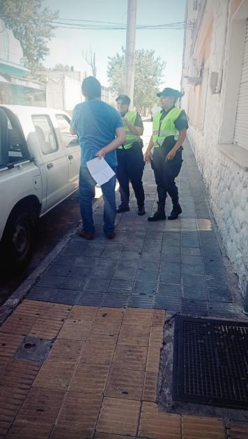 Policías hablando con la gente Personal ODPCOP haciendo intervención