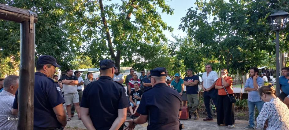 Vecinos dialogando con autoridades Reunión con vecinos