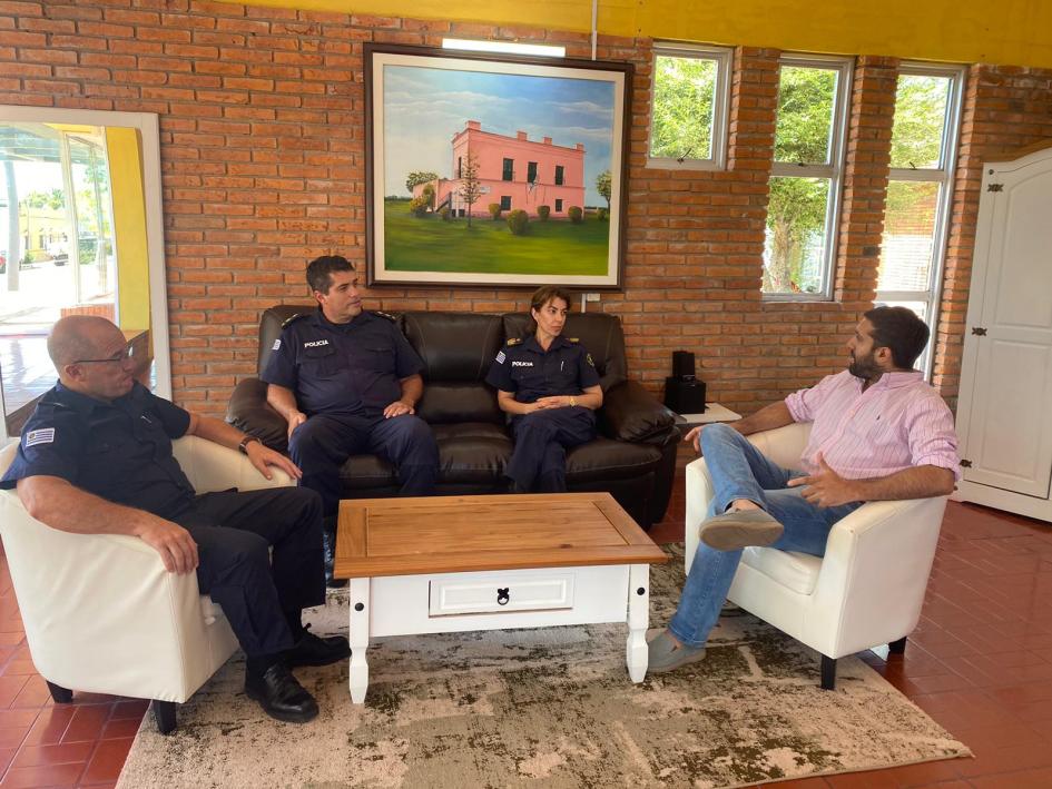 Reunión de personas Reunión de jerarcas policiales con alcalde