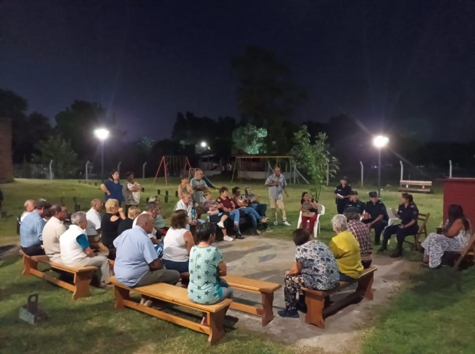 Vecinos reunidos y comando Vecinos reunidos