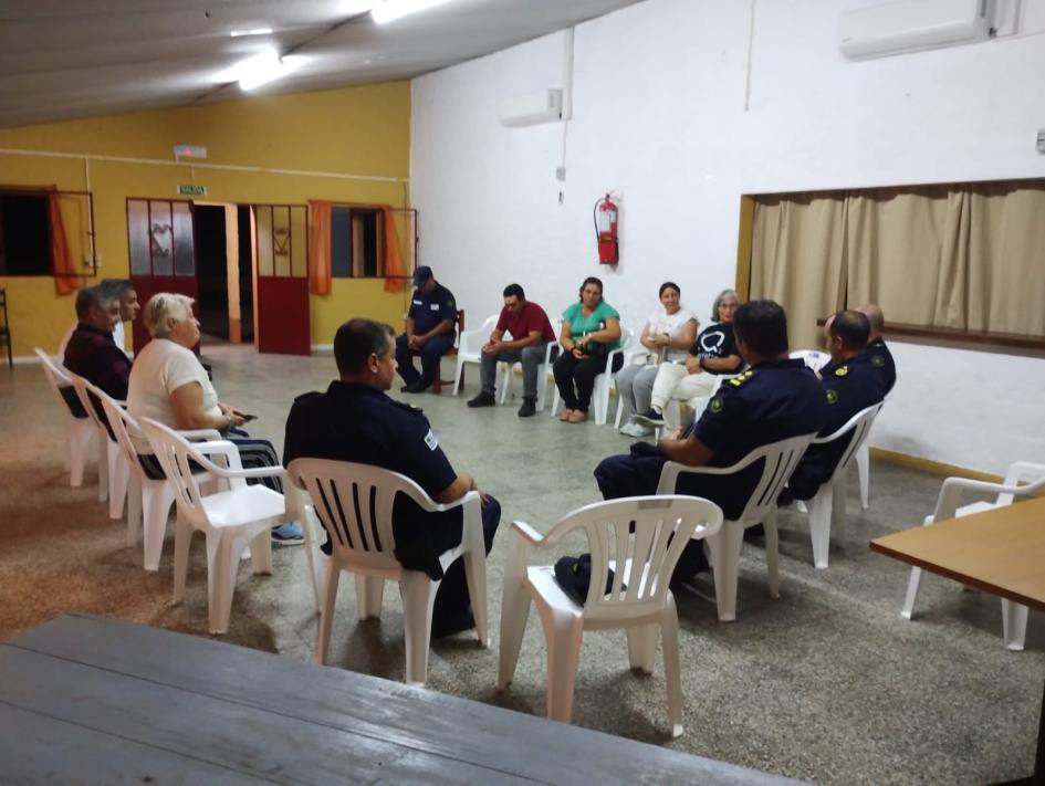 Policías del comando con vecinos Vecinos reunidos
