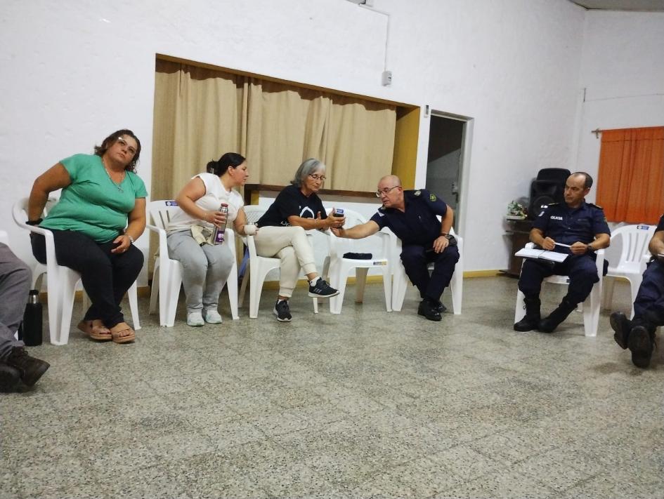 Jefe dialogando con un vecino Jefe dialogando con un vecino