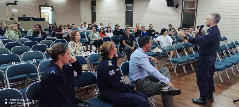 Alumnos recibiendo charla