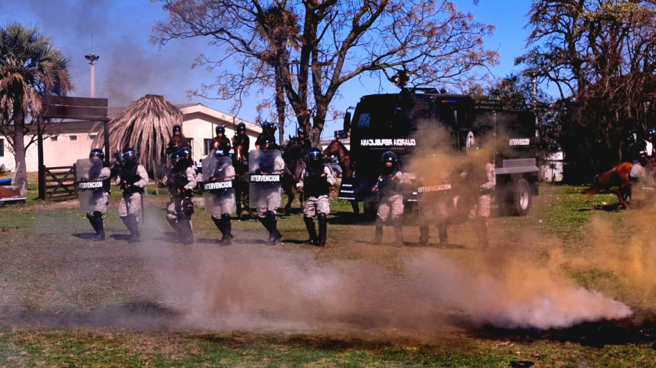Entrenamiento grupo de intervención, policía montada y vehículo lanza agua. Entrenamiento grupo de intervención, policía montada y vehículo lanza agua.
