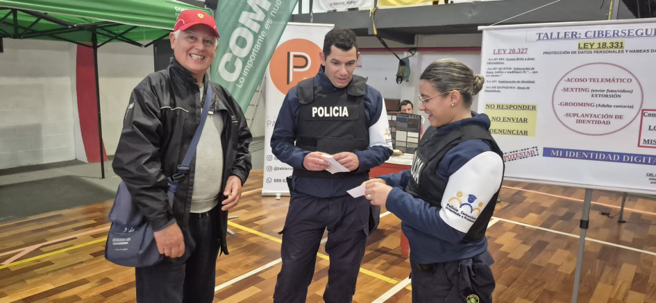 Policía entregando folleto Policía entregando folleto