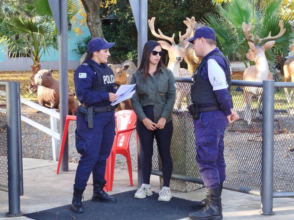 La Jefatura de Policía de Flores refuerza controles en rutas nacionales y acompaña a turistas Acompañamiento de turistas en epacios públicos del deparetamento