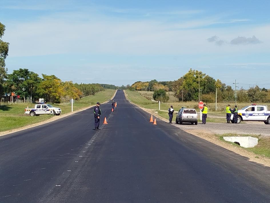 La Jefatura de Policía de Flores refuerza controles en rutas nacionales y acompaña a turistas Controles de tránsito en el departamento