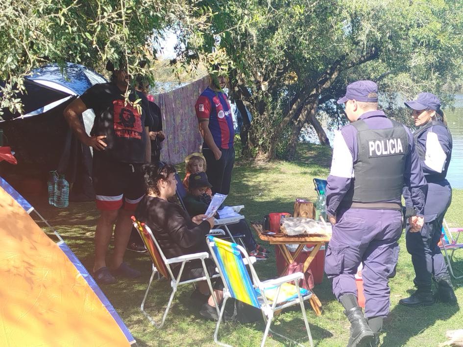La Jefatura de Policía de Flores refuerza controles en rutas nacionales y acompaña a turistas Policía Comunitaria visitando campamentos