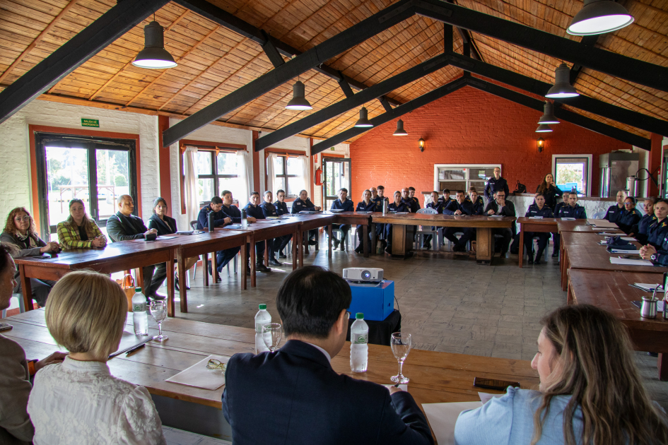 Vista de los participantes de la capacitación y de la mesa de autoridades