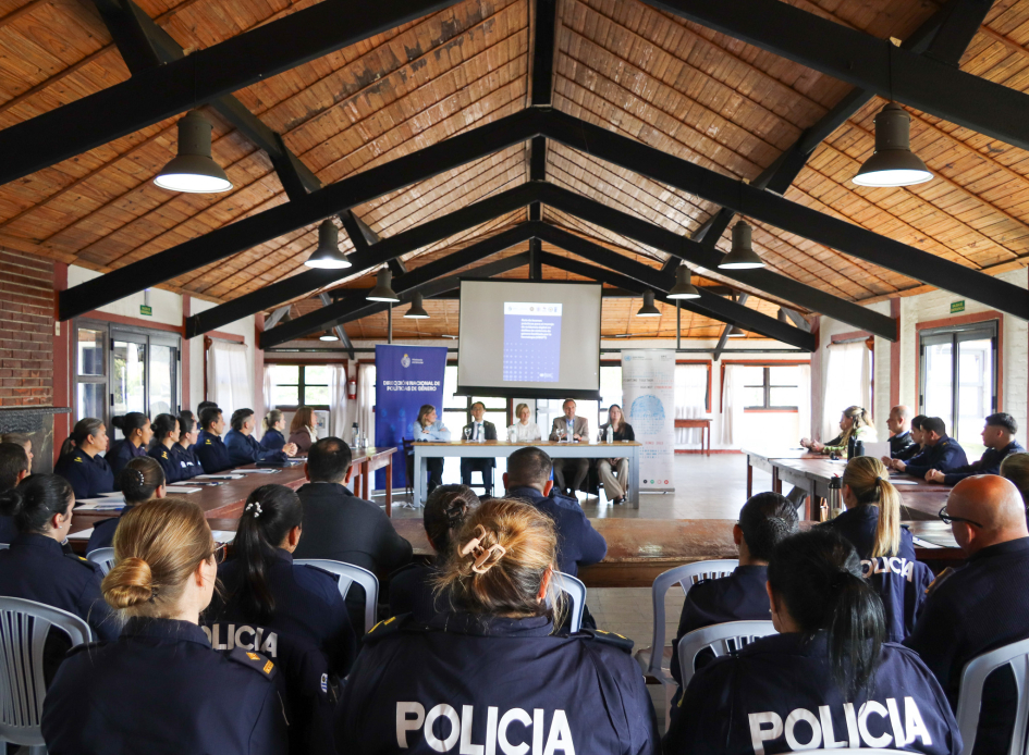 Vista de los participantes de la capacitación y de la mesa de autoridades