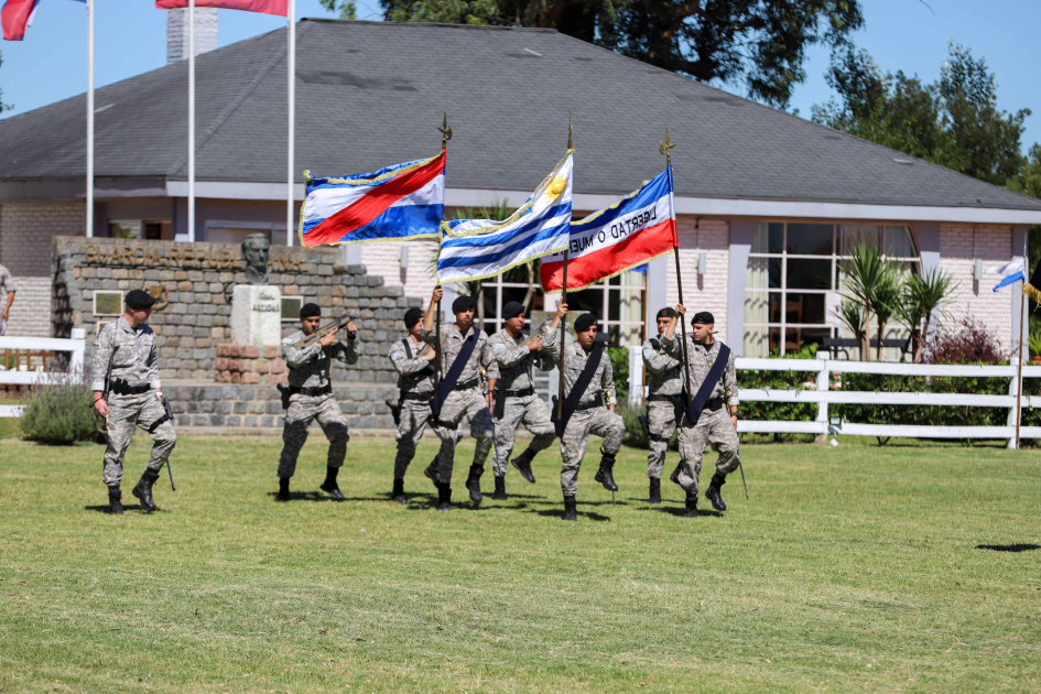 Formación de Banderas de la Guardia Republicana portando el Pabellón Nacional