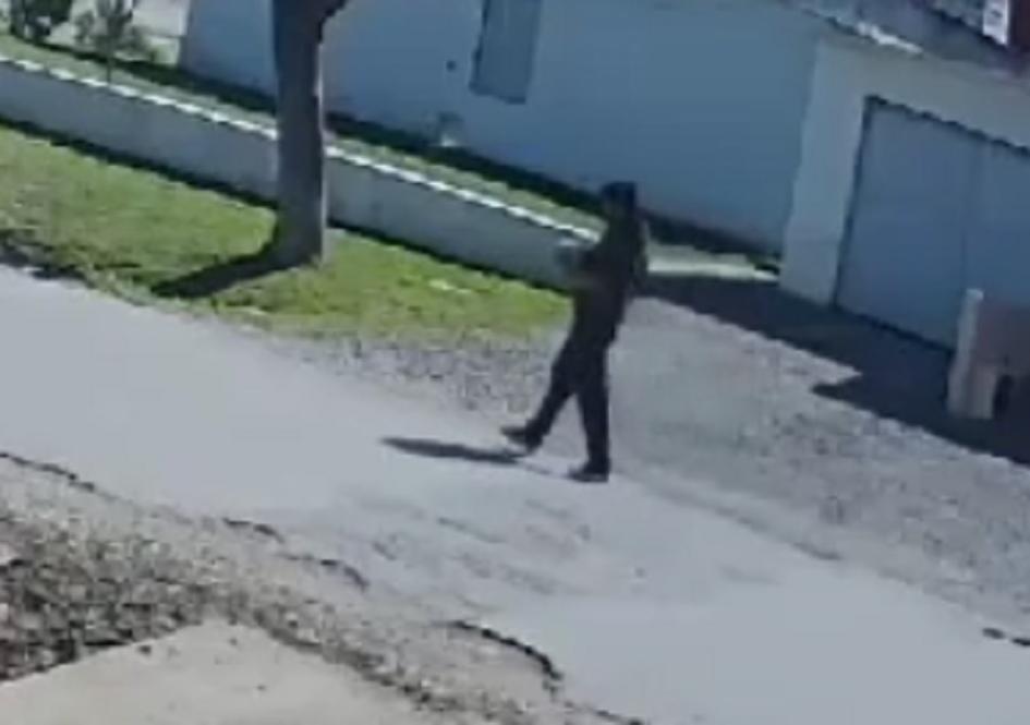 persona llevándose un obejto hurtado persona llevándose un obejto hurtado