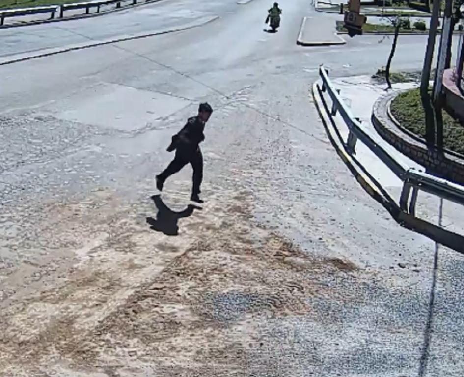 persona cruzando corriendo la calle luego de esconden un objeto hurtado persona cruzando corriendo la calle luego de esconden un objeto hurtado