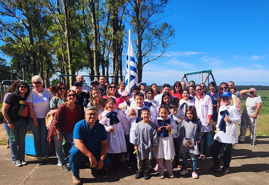 Todos los parcipantes de la jornada en escuela rural 71 de Lavalleja Todos los parcipantes de la jornada en escuela rural 71 de Lavalleja