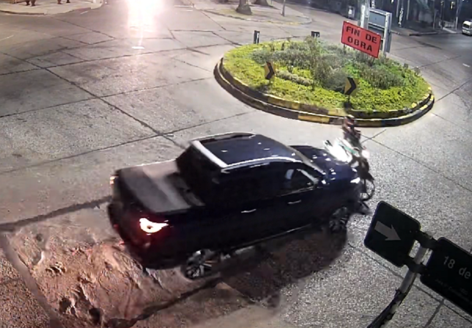 Camioneta en siniestro de rotonda en Minas Camioneta en siniestro de rotonda en Minas