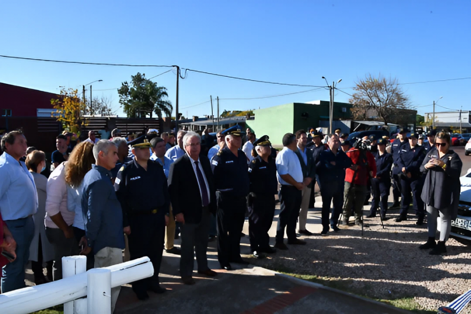 Ministro del Interior, Jefe de Policía y Comando junto a medios de prensa y público en general Ministro del Interior, Jefe de Policía y Comando junto a medios de prensa y público en general