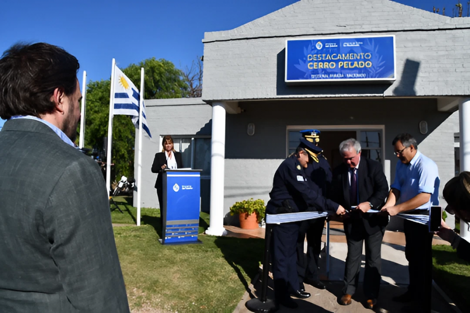 Inauguración del Destacamento Policial Ministro del Interior cortando cinta inaugural del Destacamento a la vista del Comando y público