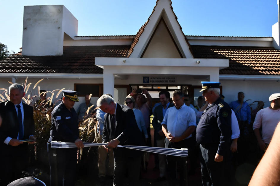 Inauguración del Poligono de Tiro Ministro del Interior cortando cinta inaugural del Poligono a la vista del Comando y público
