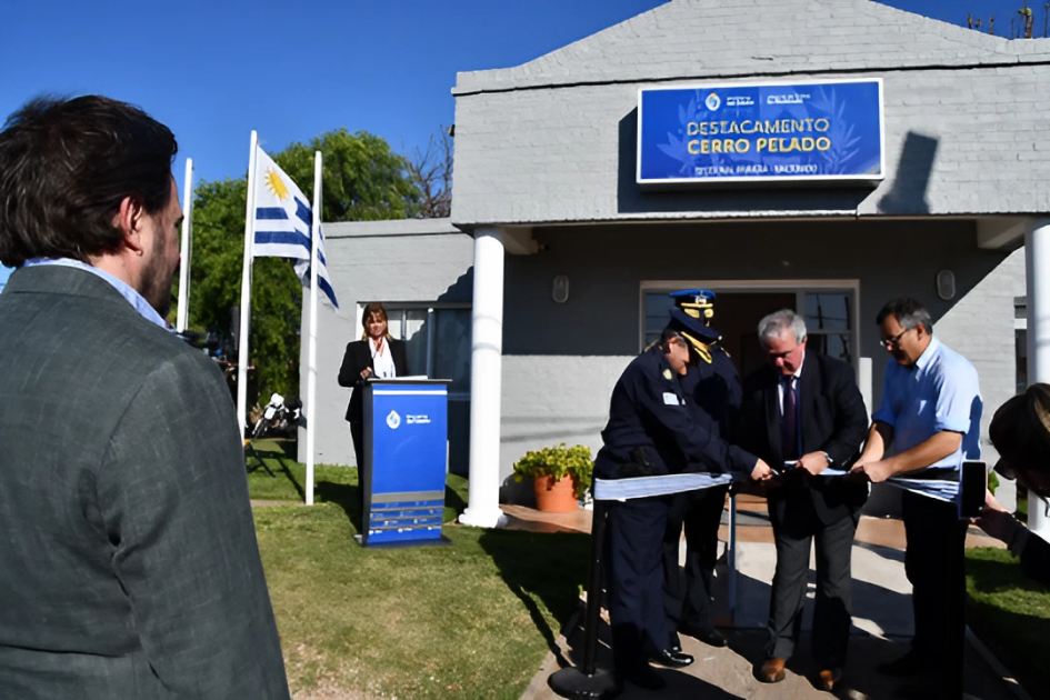 Ministro del Interior y autoridades policiales cortando la banda en inauguración de Destacamento