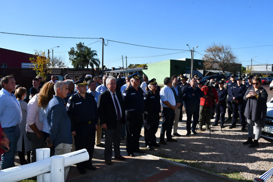 paradas en un acto, autoridades policiales, autoridades nacionales y departamentales