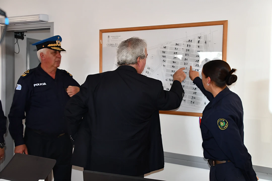 Acto de reinauguración Destacamento de Cerro Pelado ministro del interior y funcionarios policiales observando un plano en la pared