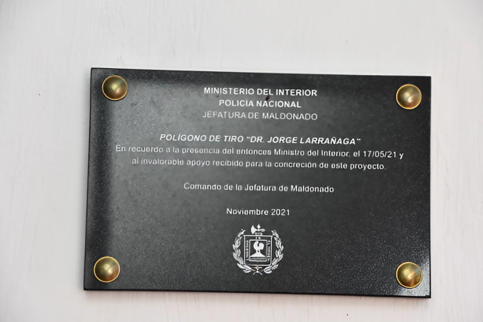 imagen de la Placa del Polígono de Tiro, en recuerdo al ex-Ministro Jorge Larrañaga
