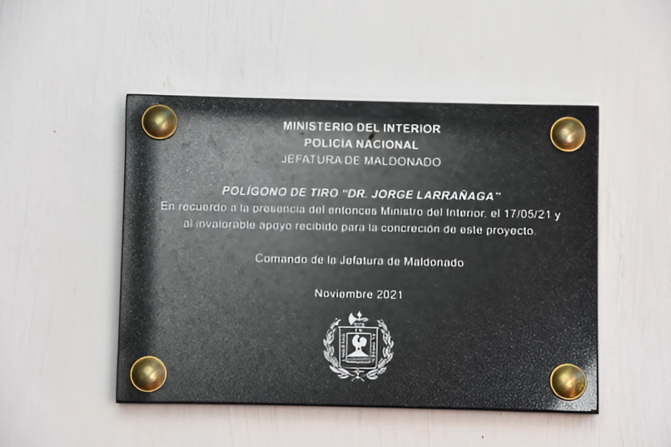 Acto de inauguración Polígono de Tiro imagen de la Placa del Polígono de Tiro, en recuerdo al ex-Ministro Jorge Larrañaga