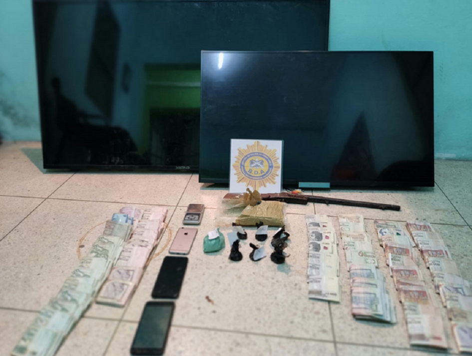 Objetos incautados tras allanamiento en vivienda en zona norte de Melo. Dinero, cocaína, pasta base, televisores led, una escopeta, teléfonos celulares y una balanza.