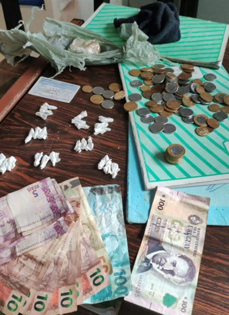 Sustancia estupefaciente, dinero, vehículo incautado tras detener imputado.. Cogollo de marihuana, pasta base de cocaína y dinero.