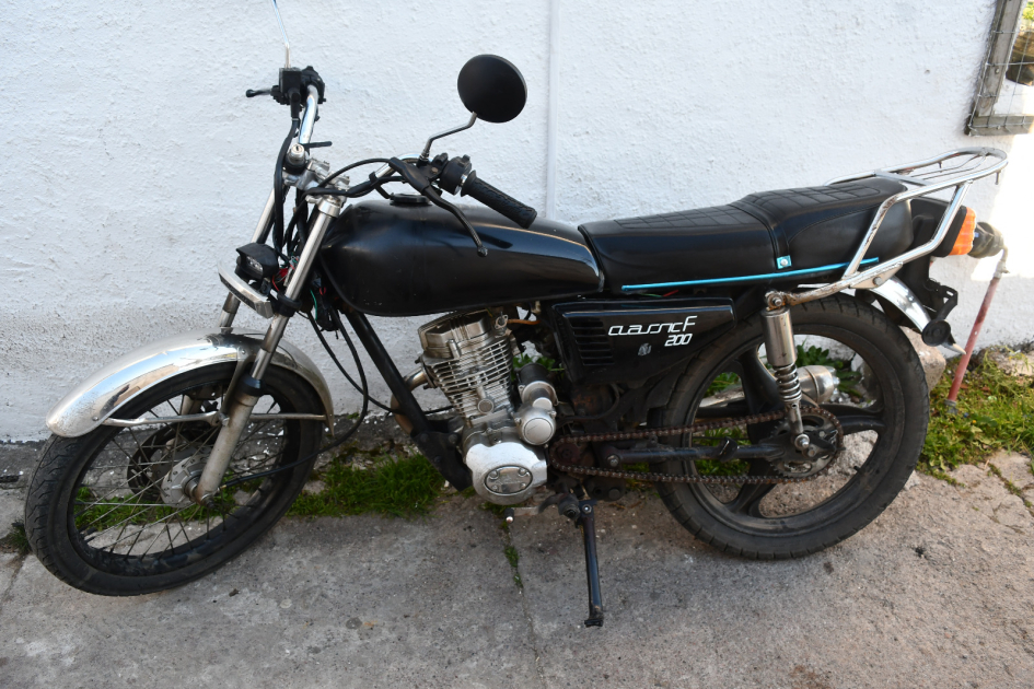 Incautación de moto en allanamiento de viviendas del barrio Estación
