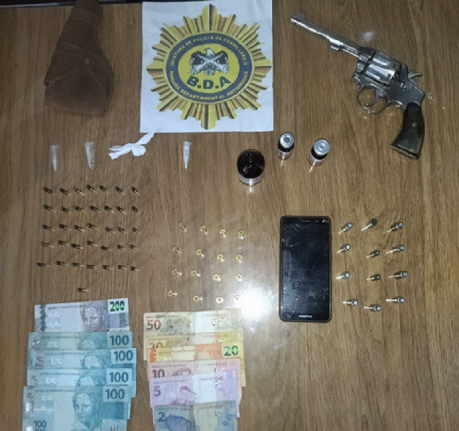 Incautación de sustancia estupefaciente, armas de fuego, dinero, teléfono celular y municiones. Arma de fuego, municiones, dinero, teléfono celular y droga.