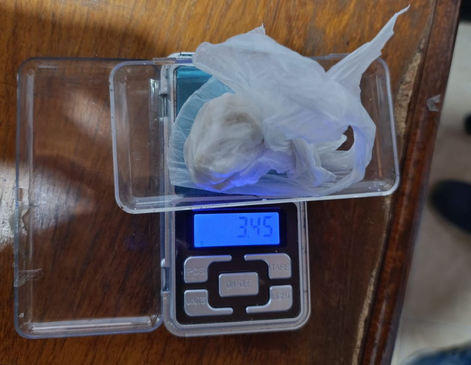 Balanza con la incautacion de pasta base Pasta base en balanza de precisión con resultado 3,45g