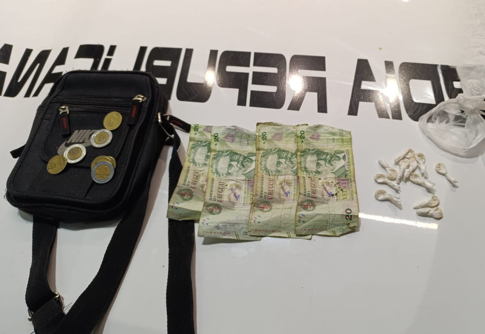 Objetos incautados por personal de Regional Norte Morral negro y monedas de 10 y 5 pesos encima, 4 billetes de 20 pesos y 11 envoltorios de sustacia