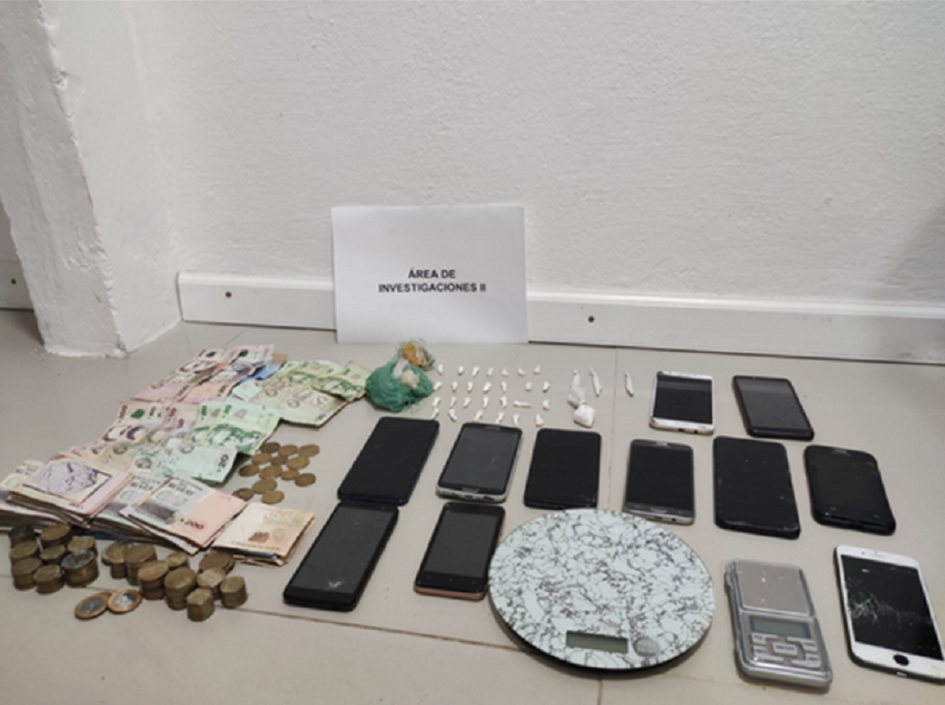 Dinero, teléfonos celulares, balanzas, pasta base, clorhidrato de cocaína, marihuana, automóvil.