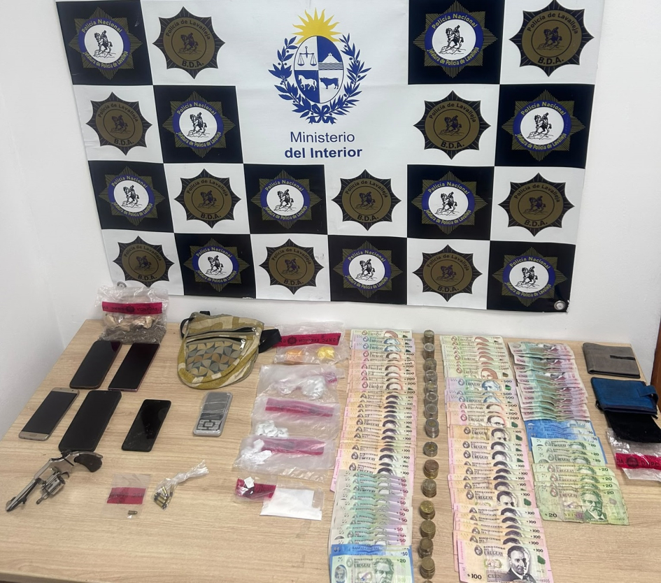 Elementos de prueba incautados celulares, dinero en efectivo, revolver y drogas presentadas por la Brigada Antidrogas de Lavalleja