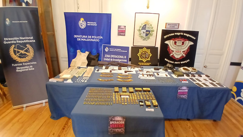 Incautación policial en Operación Vértice Mesas con armas, municiones, dinero y droga incautados junto a carteles de las unidades policiales
