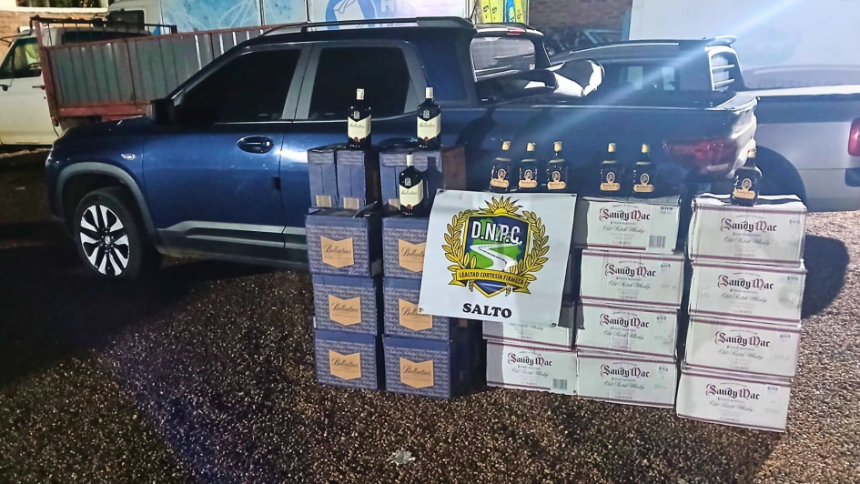 En otro procedimiento realizado en Salto se incautó 288 botellas de whisky y una camioneta En otro procedimiento realizado en Salto se incautó 288 botellas de whisky y una camioneta