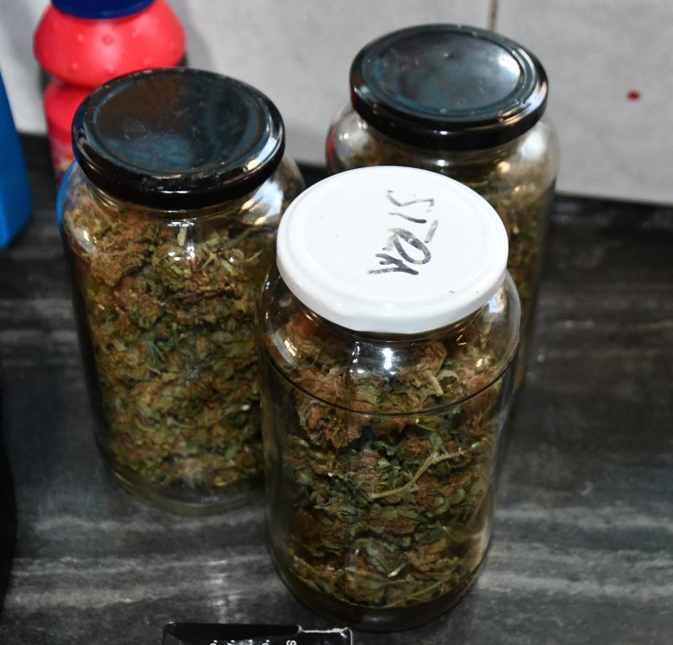 Tres bollones de vidrio con Marihuana Tres bollones de vidrio con Marihuana