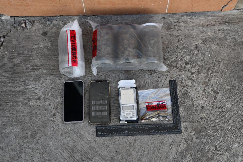 Incautacion de drogas, teléfonos celulares y balanza de presición Incautacion de drogas, teléfonos celulares y balanza de presición