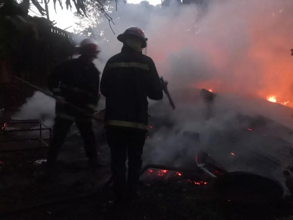 Hombre rescatado del interior de finca Incendio en finca