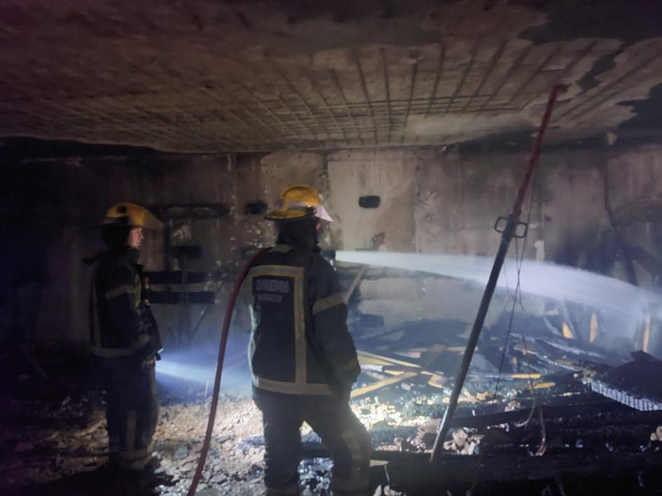 Incendio CO.VI.CRIM. Bombero trabajando en incendio en subsuelo