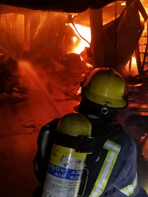 Bomberos en su labor bomberos trabajando entre las llamas