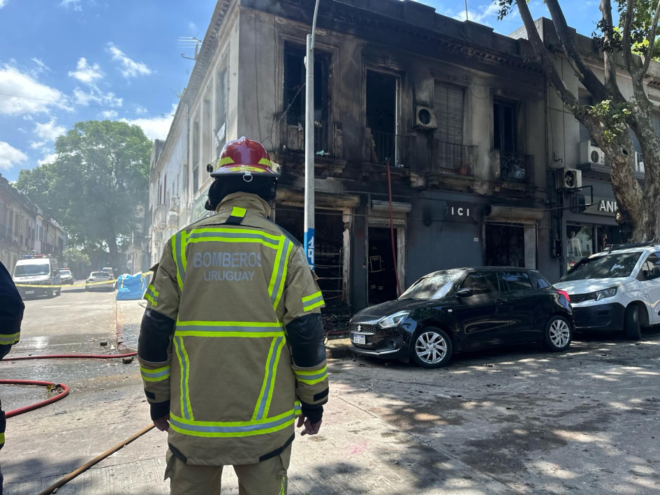 Bombero durante el incendio