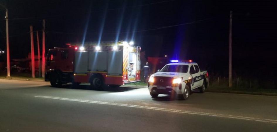 Hombre fallecio en la ciudad de Melo a causa del incendio en su vivienda precaria.. Vehículos oficiales del Destacamento de Bomberos y Seccional de la Jurisdicción.
