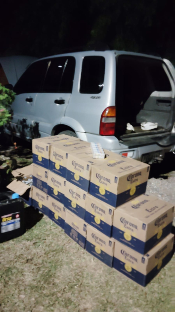 Incautación de camioneta con contrabando de cerveza, aceite automotor y cigarrillos